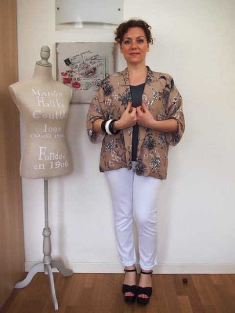 outfit con jeans bianchi e giacca-kimono con fantasia floreale nei toni cipriati outfit con jeans bianchi e giacca-kimono con fantasia floreale nei toni cipriati