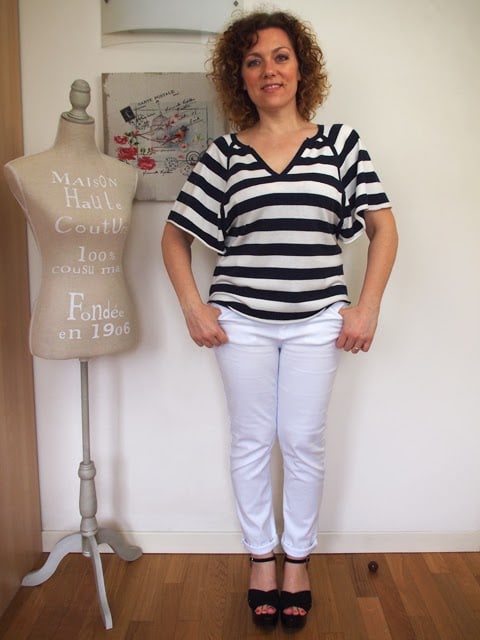 outfit con jeans bianchi e maglia a righe bianconere outfit con jeans bianchi e maglia a righe bianconere