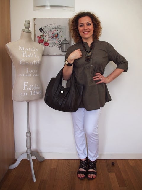 outfit con jeans bianchi e accessori marroni in stile etnico outfit con jeans bianchi e accessori marroni in stile etnico