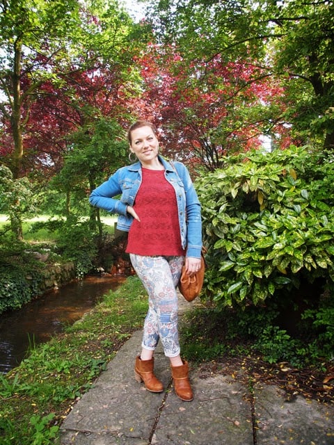 outfit stile tex-mex con giacchina in denim, jeans stampati, stivali e borsa in cuoio outfit stile tex-mex con giacchina in denim, jeans stampati, stivali e borsa in cuoio