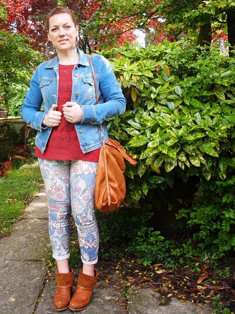 outfit stile tex-mex con giacchina in denim, jeans stampati, stivali e borsa in cuoio outfit stile tex-mex con giacchina in denim, jeans stampati, stivali e borsa in cuoio