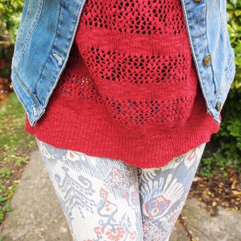 outfit stile tex-mex con giacchina in denim, jeans stampati, stivali e borsa in cuoio outfit stile tex-mex con giacchina in denim, jeans stampati, stivali e borsa in cuoio