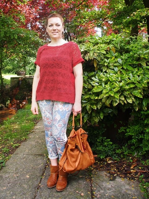 outfit stile tex-mex con jeans stampati, stivali e borsa in cuoio outfit stile tex-mex con jeans stampati, stivali e borsa in cuoio