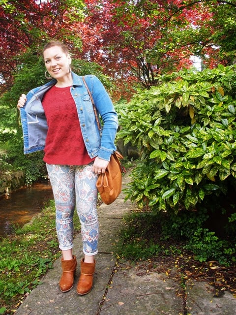 outfit stile tex-mex con giacchina in denim, jeans stampati, stivali e borsa in cuoio outfit stile tex-mex con giacchina in denim, jeans stampati, stivali e borsa in cuoio