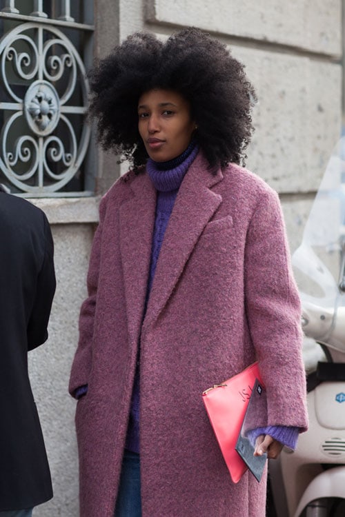 Julia Sarr-Jamois con un cappotto oversize color ciclamino Julia Sarr-Jamois con un cappotto oversize color ciclamino