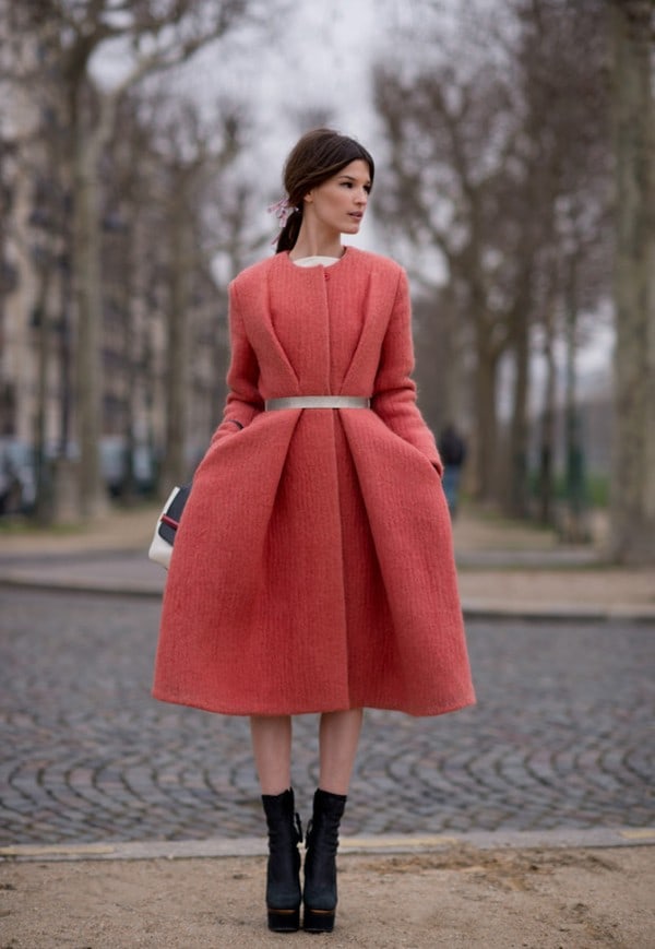 Hanneli Mustaparta con cappotto rosa Hanneli Mustaparta con cappotto rosa