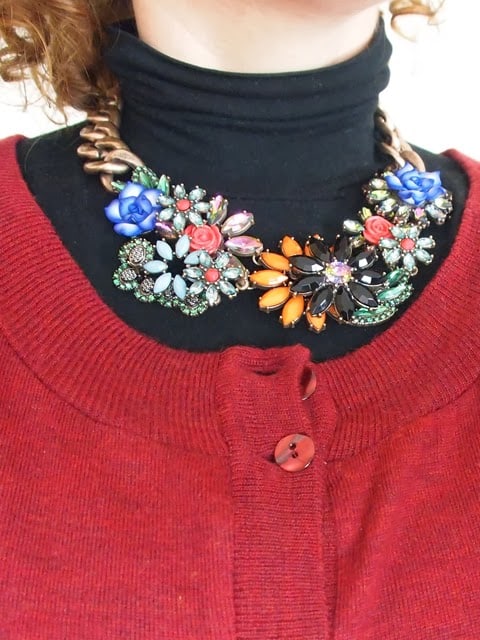 verdementa_blog outfit con gonna longuette in ecopelle, maglia poncho, stivali col tacco e collana fiori Zara. verdementa_blog outfit con gonna longuette in ecopelle, maglia poncho, stivali col tacco e collana fiori Zara.