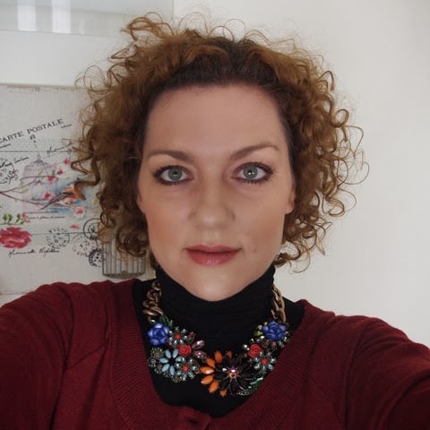verdementa_blog outfit con gonna longuette in ecopelle, maglia poncho, stivali col tacco e collana fiori Zara. verdementa_blog outfit con gonna longuette in ecopelle, maglia poncho, stivali col tacco e collana fiori Zara.