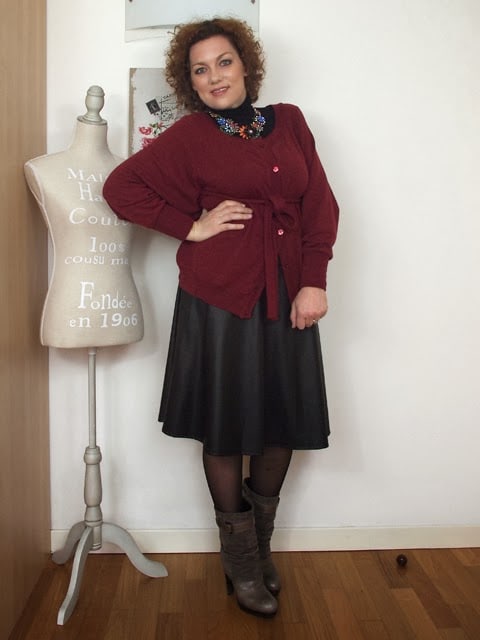 verdementa_blog outfit con gonna longuette in ecopelle, maglia poncho, stivali col tacco e collana fiori Zara. verdementa_blog outfit con gonna longuette in ecopelle, maglia poncho, stivali col tacco e collana fiori Zara.