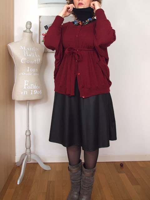 verdementa_blog outfit con gonna longuette in ecopelle, maglia poncho, stivali col tacco e collana fiori Zara. verdementa_blog outfit con gonna longuette in ecopelle, maglia poncho, stivali col tacco e collana fiori Zara.