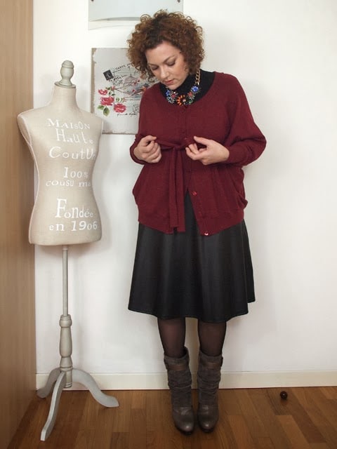 verdementa_blog outfit con gonna longuette in ecopelle, maglia poncho, stivali col tacco e collana fiori Zara. verdementa_blog outfit con gonna longuette in ecopelle, maglia poncho, stivali col tacco e collana fiori Zara.