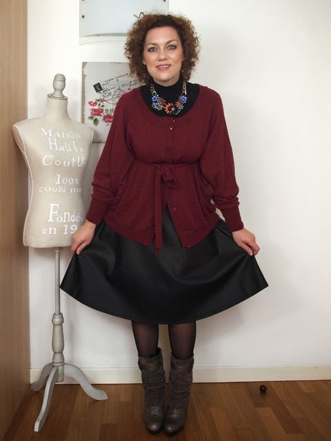 verdementa_blog outfit con gonna longuette in ecopelle, maglia poncho, stivali col tacco e collana fiori Zara. verdementa_blog outfit con gonna longuette in ecopelle, maglia poncho, stivali col tacco e collana fiori Zara.