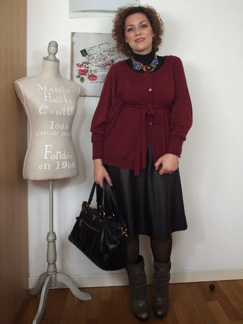 verdementa_blog outfit con gonna longuette in ecopelle, maglia poncho, stivali col tacco e collana fiori Zara. verdementa_blog outfit con gonna longuette in ecopelle, maglia poncho, stivali col tacco e collana fiori Zara.