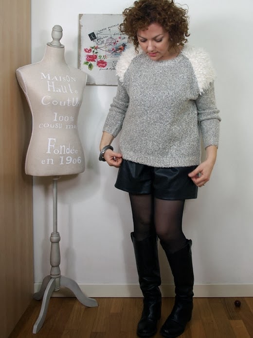 Outfit shorts in pelle e maglione con inserti di pelliccia ecologica Outfit shorts in pelle e maglione con inserti di pelliccia ecologica