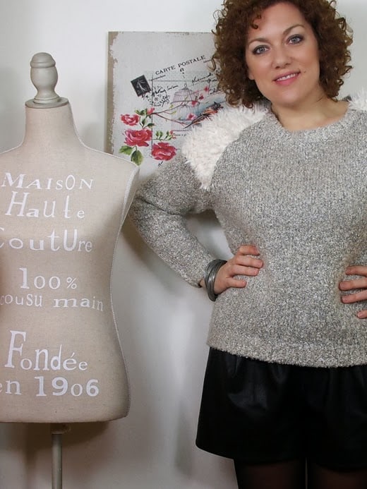 Outfit shorts in pelle e maglione con inserti di pelliccia ecologica Outfit shorts in pelle e maglione con inserti di pelliccia ecologica
