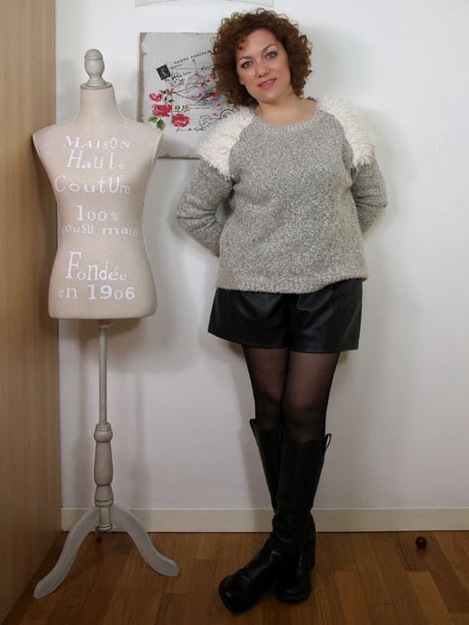 Outfit shorts in pelle e maglione con inserti di pelliccia ecologica Outfit shorts in pelle e maglione con inserti di pelliccia ecologica