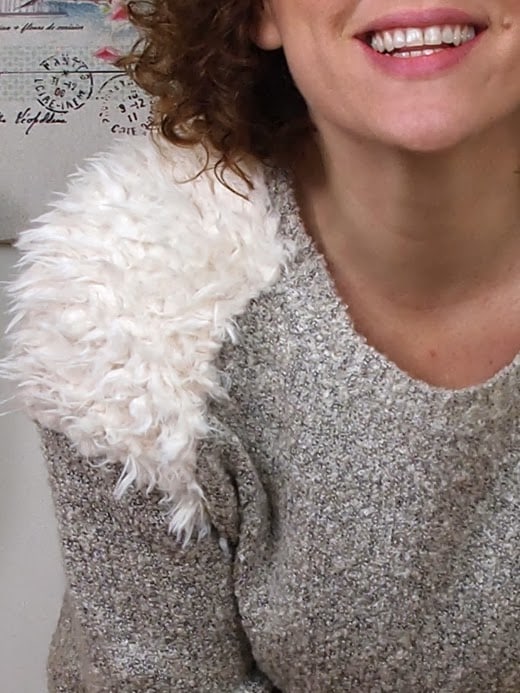 Outfit shorts in pelle e maglione con inserti di pelliccia ecologica Outfit shorts in pelle e maglione con inserti di pelliccia ecologica