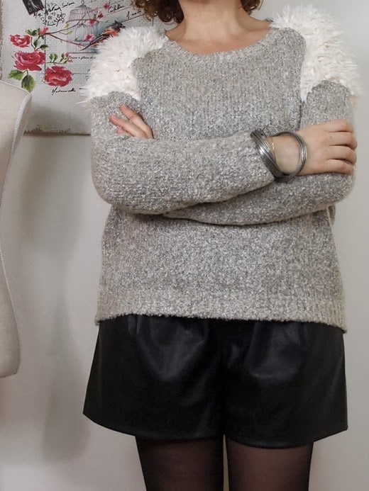 Outfit shorts in pelle e maglione con inserti di pelliccia ecologica Outfit shorts in pelle e maglione con inserti di pelliccia ecologica