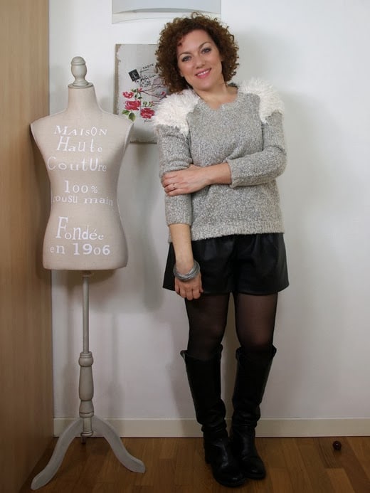 Outfit shorts in pelle e maglione con inserti di pelliccia ecologica Outfit shorts in pelle e maglione con inserti di pelliccia ecologica