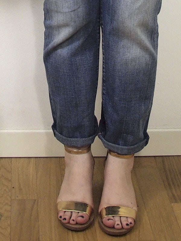Verdementa_Blog-outfit-curvy-boyfriend-jeans-sandali oro