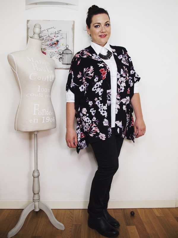outfit-curvy-camicia-bianca-kimono a fiori-bianco-e-nero-VerdementaBlog-01