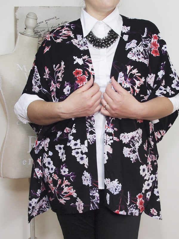 outfit-curvy-camicia-bianca-kimono a fiori-bianco-e-nero-VerdementaBlog-02