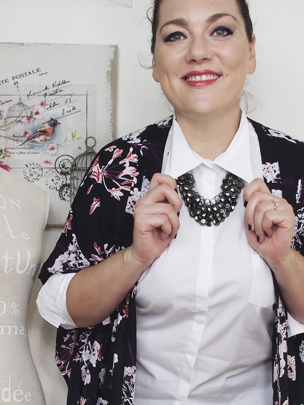 outfit-curvy-camicia-bianca-kimono a fiori-bianco-e-nero-VerdementaBlog-05