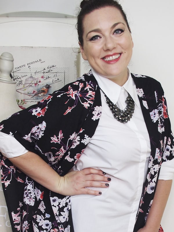 outfit-curvy-camicia-bianca-kimono a fiori-bianco-e-nero-VerdementaBlog-06