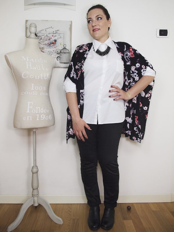 outfit-curvy-camicia-bianca-kimono a fiori-bianco-e-nero-VerdementaBlog-07