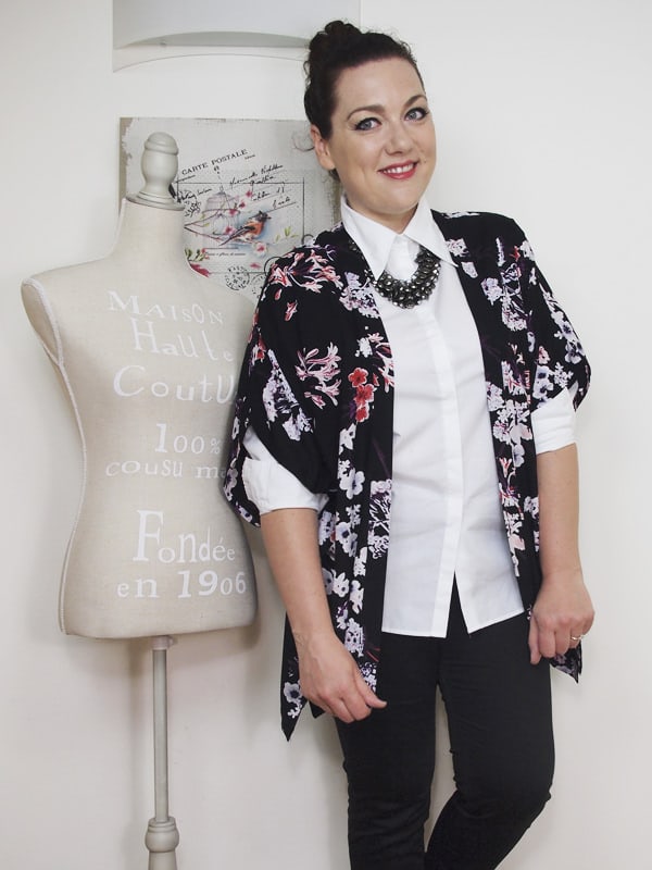 outfit-curvy-camicia-bianca-kimono a fiori-bianco-e-nero-VerdementaBlog-08