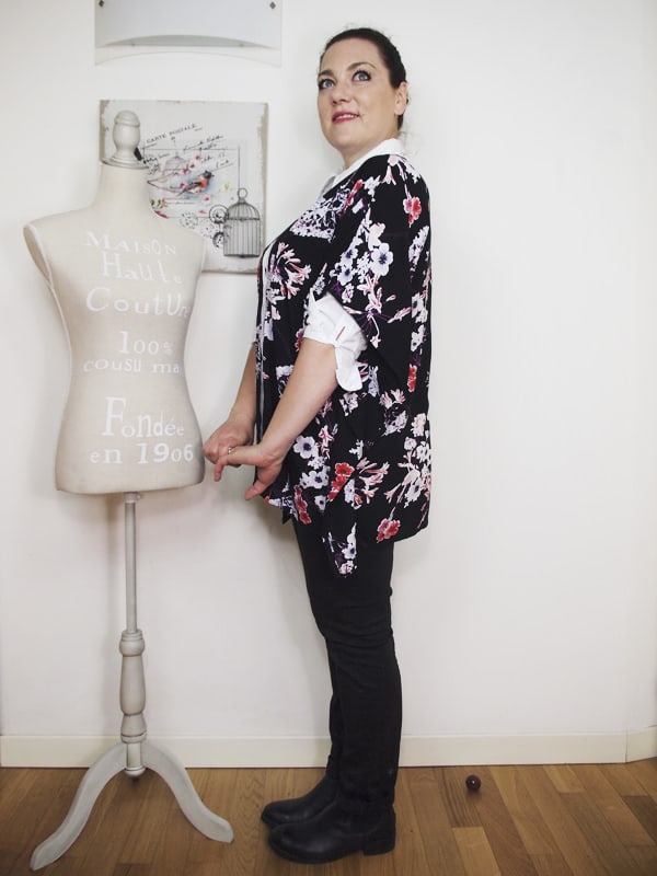 outfit-curvy-camicia-bianca-kimono a fiori-bianco-e-nero-VerdementaBlog-10