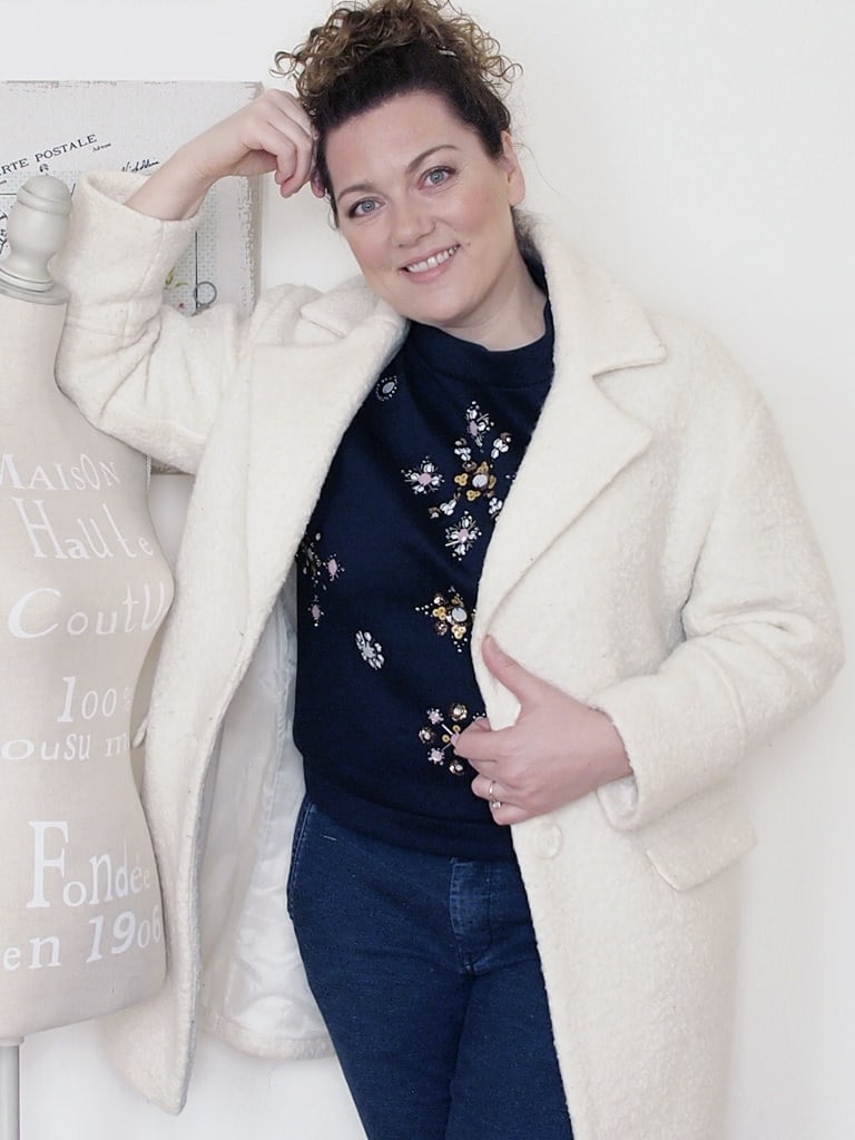 outfit-curvy-maglia-scuba-ricamata-H&M-cappotto-bianco-Pimkie-1