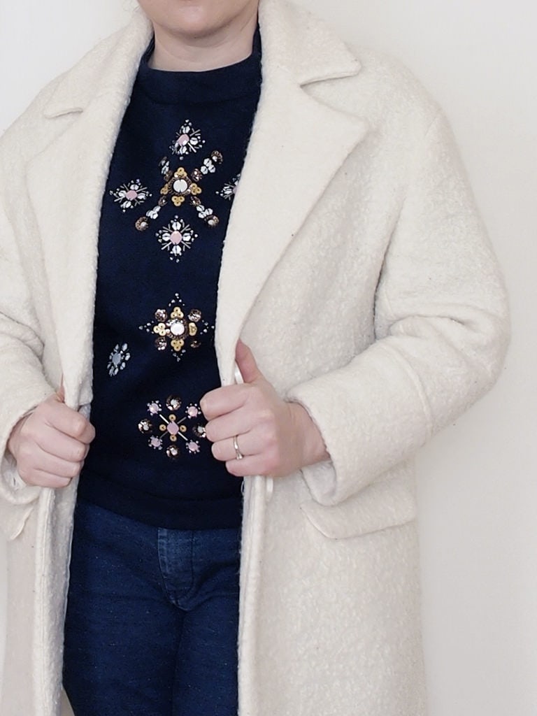 outfit-curvy-maglia-scuba-ricamata-H&M-cappotto-bianco-Pimkie-3