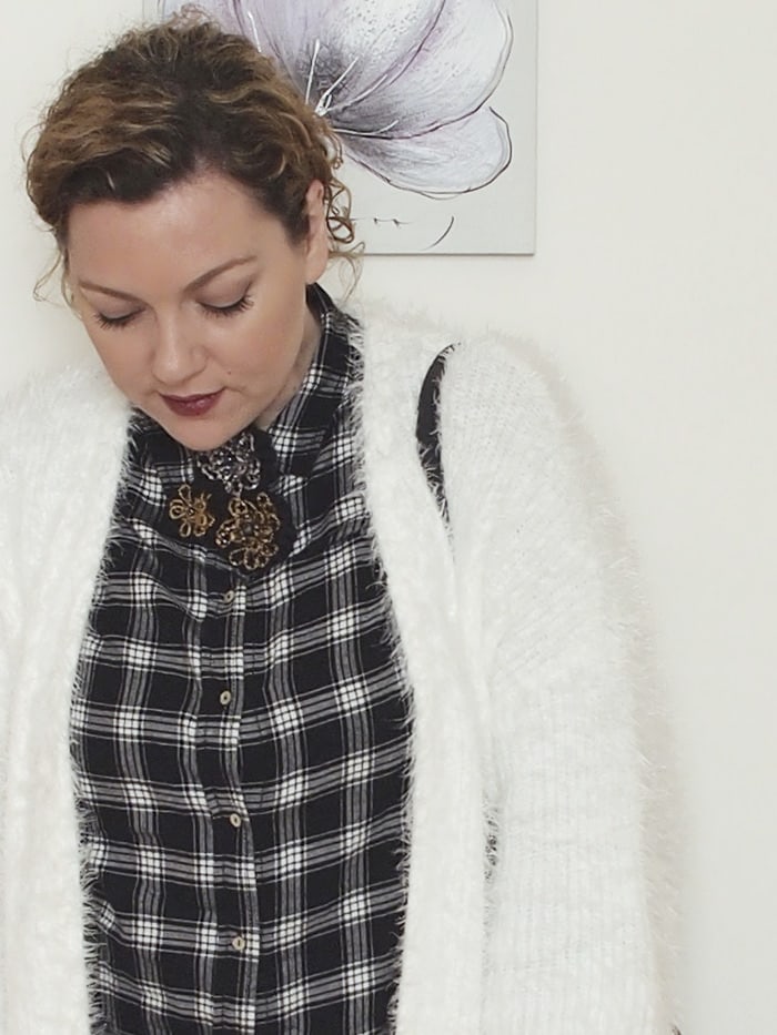 VerdementaBlog-outfit-curvy-bianco-e-nero-cardigan peloso-4