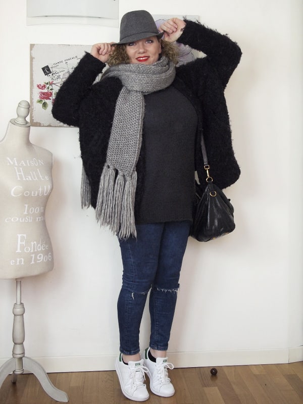 outfit curvy ripped jeans grigio stan smith 01