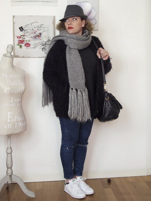 outfit curvy ripped jeans grigio stan smith 02