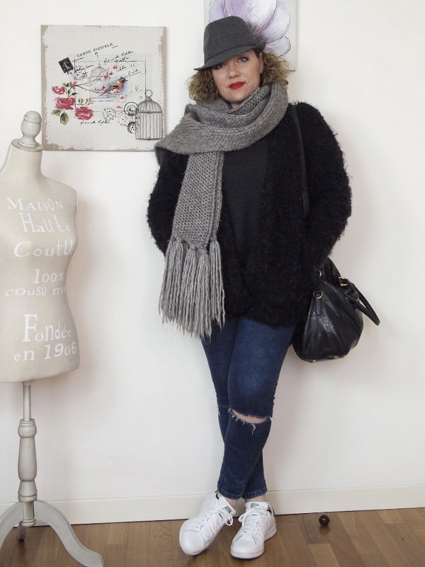 outfit curvy ripped jeans grigio stan smith 04