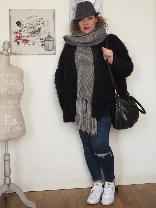 outfit curvy ripped jeans grigio stan smith 05