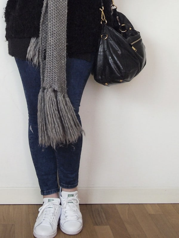 outfit curvy ripped jeans grigio stan smith 06