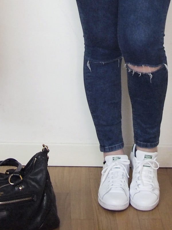 outfit curvy ripped jeans grigio stan smith 07