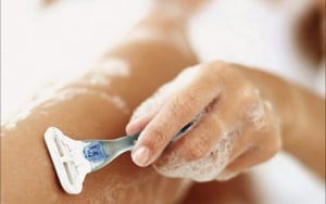 depilazione-gambe-rasoio