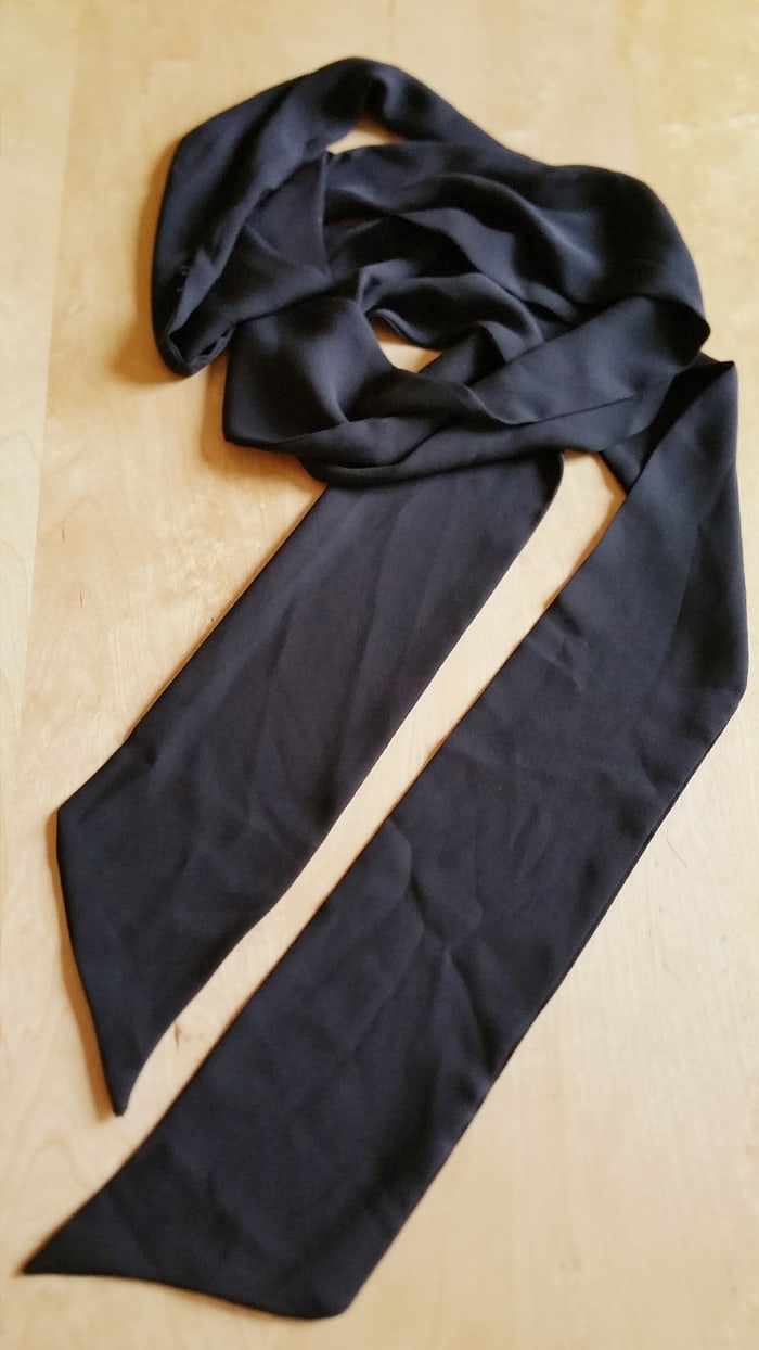 il ritorno dello strangolino o sciarpa sottile o skinny scarf trend