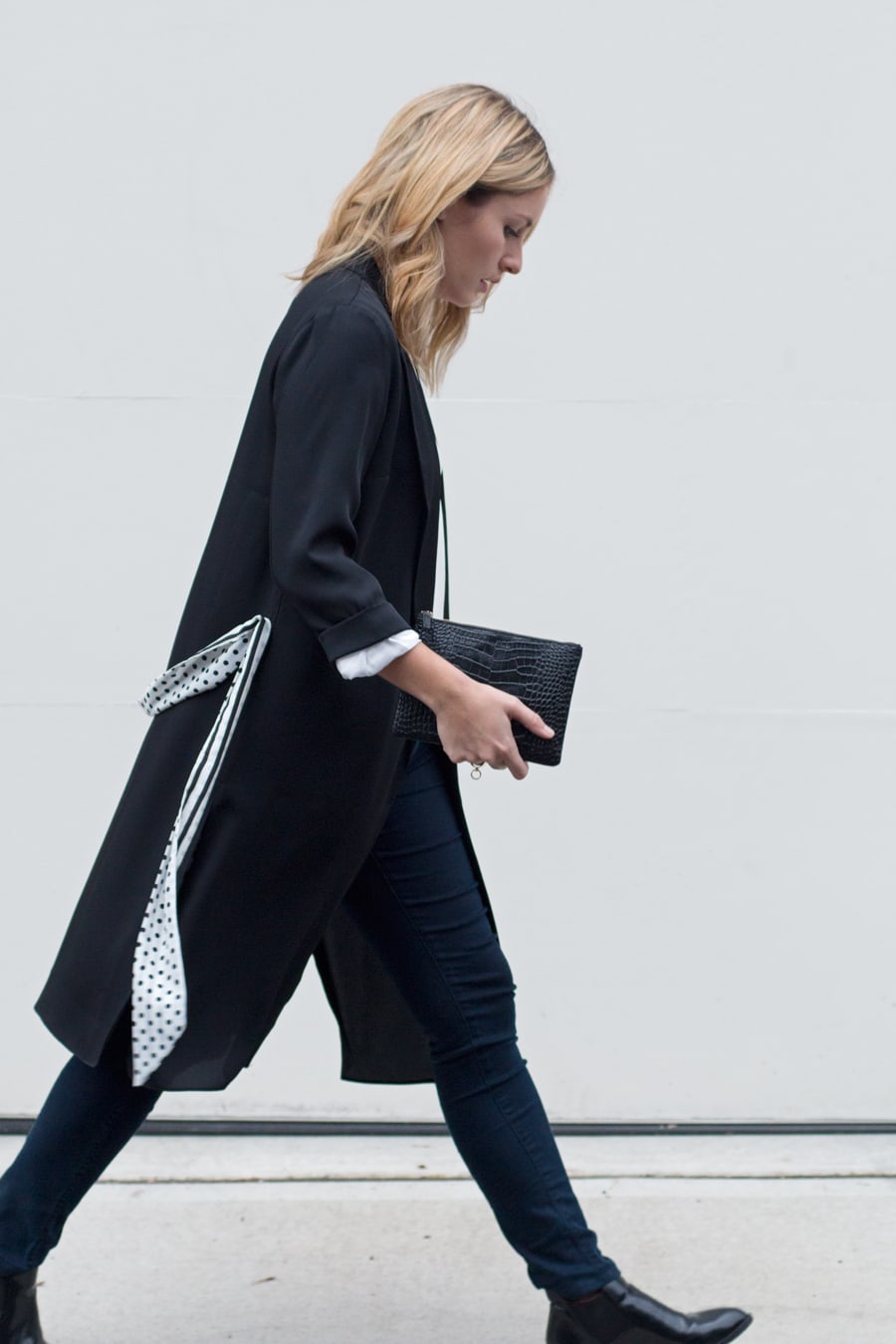 wearing-a-skinny-scarf-with-trench-coat