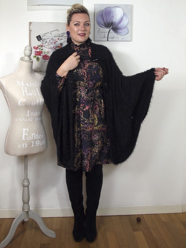outfit curvy stile anni 70 con abito fantasia e stivali sopra al ginocchio