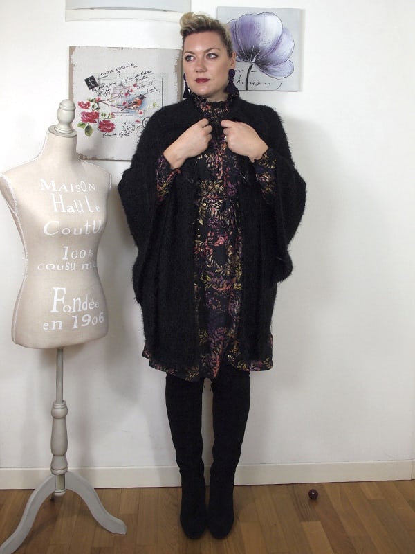 outfit curvy stile anni 70 con abito fantasia e stivali sopra al ginocchio