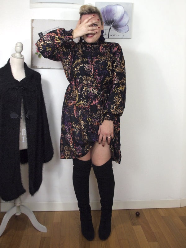 outfit curvy stile anni 70 con abito fantasia e stivali sopra al ginocchio