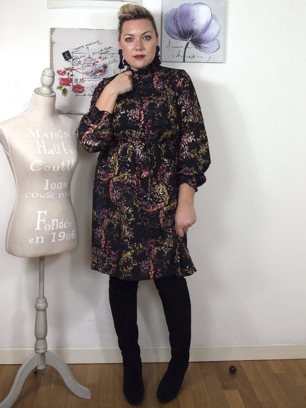 outfit curvy stile anni 70 con abito fantasia e stivali sopra al ginocchio
