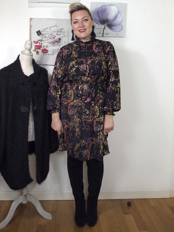 outfit curvy stile anni 70 con abito fantasia e stivali sopra al ginocchio