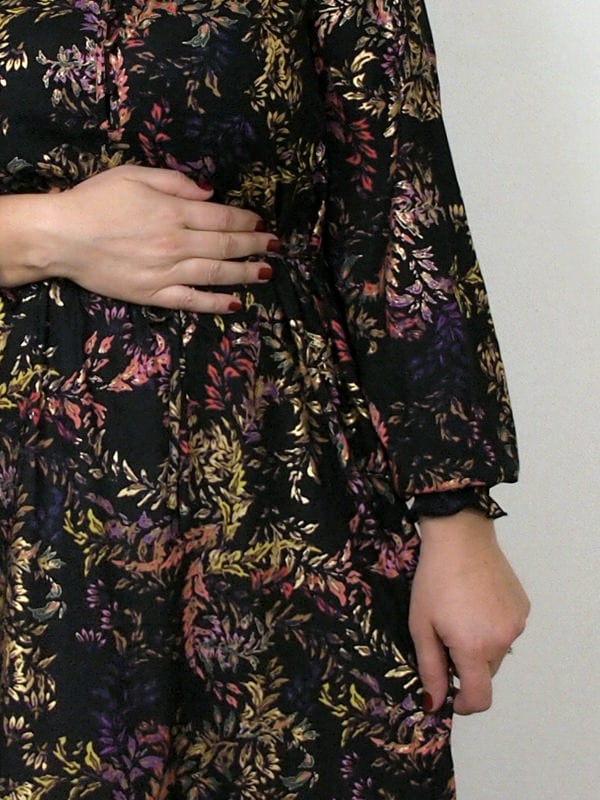 outfit curvy stile anni 70 con abito fantasia e stivali sopra al ginocchio