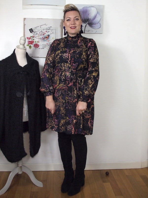 outfit curvy stile anni 70 con abito fantasia e stivali sopra al ginocchio